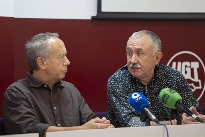 El secretario general de UGT-País Valenciano, Ismael Sáez (i), y el secretario general de UGT, Pepe Álvarez (d), durante una rueda de prensa, a 1 de julio de 2024, en Valencia