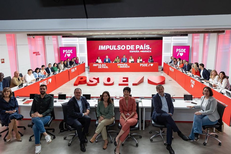 (I-D) En la mesa central, la portavoz del PSOE, Esther Peña; el secretario de Organización del PSOE, Santos Cerdán; la presidenta del PSOE, Cristina Narbona; el presidente del Gobierno, Pedro Sánchez; la cabeza de lista del PSOE al Parlamento Europeo y 