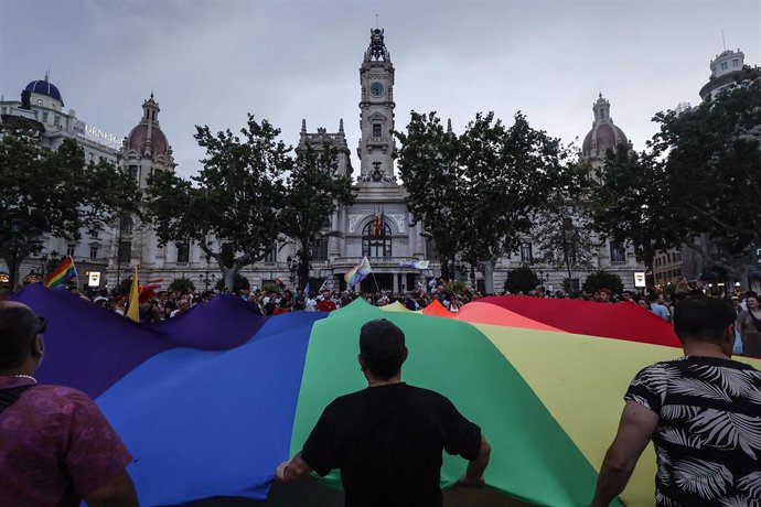 Cientos de personas durante la manifestación del Orgullo 2024 en Valencia, frente al Ayuntamiento, a 28 de junio de 2024, en Valencia, Comunidad Valenciana (España).