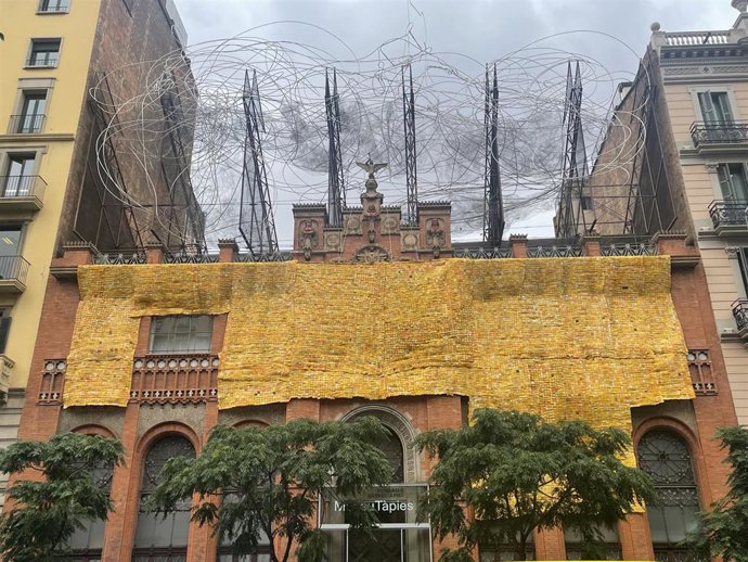 Fachada del Museu Tàpies con la intervención de Serge Attukwei Clottey