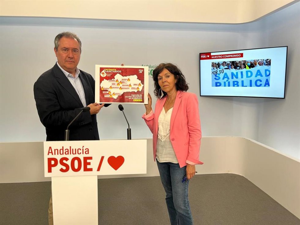 El secretario general del PSOE de Andalucía, Juan Espadas, y la parlamentaria María Ángeles Prieto, este lunes mostrando el mapa de los incendios sanitarios de Andalucía.