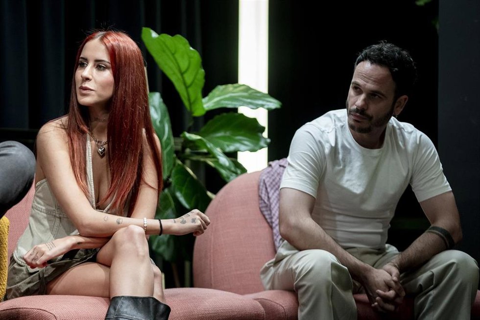 Los cantantes Vicco y Alizz durante el coloquio de la tercera temporada del programa Acoustic Home, en las oficinas de Sony Music Madrid, a 1 de julio de 2024, en Madrid (España).