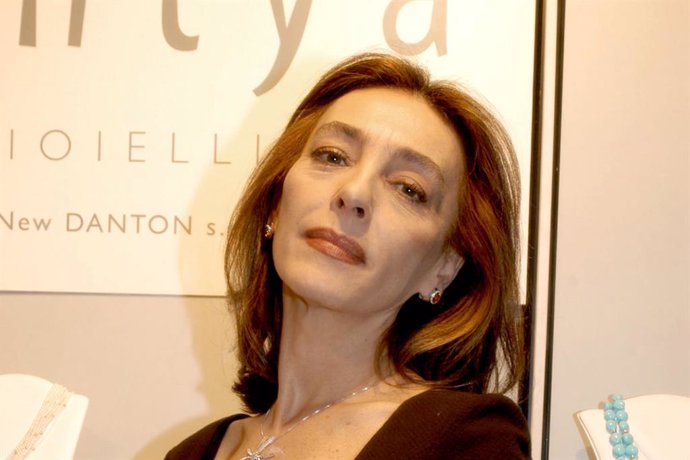 Archivo - FILED - 02 February 2003, Italy, Milan: Italian actress and writer Maria Rosaria Omaggio poses for a photo during the presentation of her book "The Language of Jewelry". Photo: Livio Valerio/LaPresse via ZUMA Press/dpa