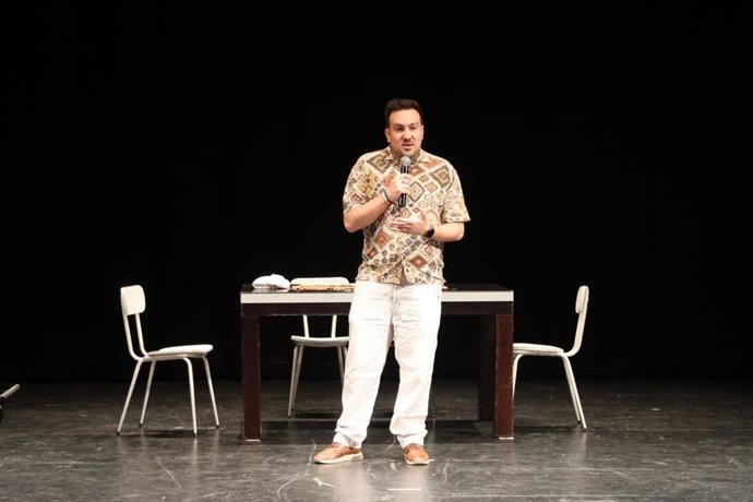 El delegado municipal de Cultura, Christopher Rivas, ha destacado la buena acogida de público de esta muestra que con un nuevo enfoque  rinde honor al que fuera un gran actor de Alcalá de Guadaíra, Cesáreo Estébanez.