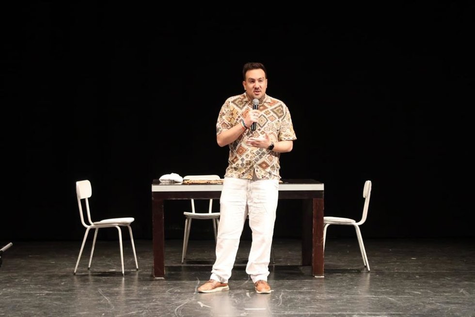 El delegado municipal de Cultura, Christopher Rivas, ha destacado la buena acogida de público de esta muestra que con un nuevo enfoque  rinde honor al que fuera un gran actor de Alcalá de Guadaíra, Cesáreo Estébanez.