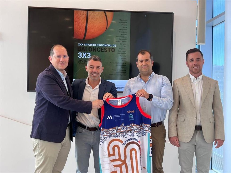 El vicepresidente y diputado de Deportes, Juan Rosas, informa del Circuito Provincial de Baloncesto