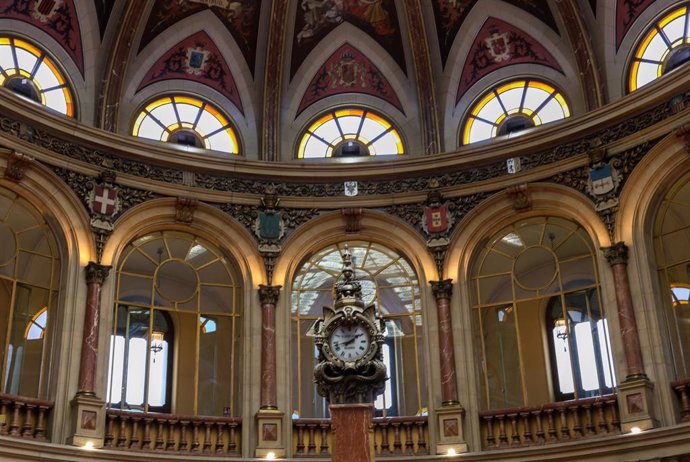 Archivo - Un reloj en el interior de la una de las instalaciones del Palacio de la Bolsa de Madrid, a 1 de junio de 2023, en Madrid (España).