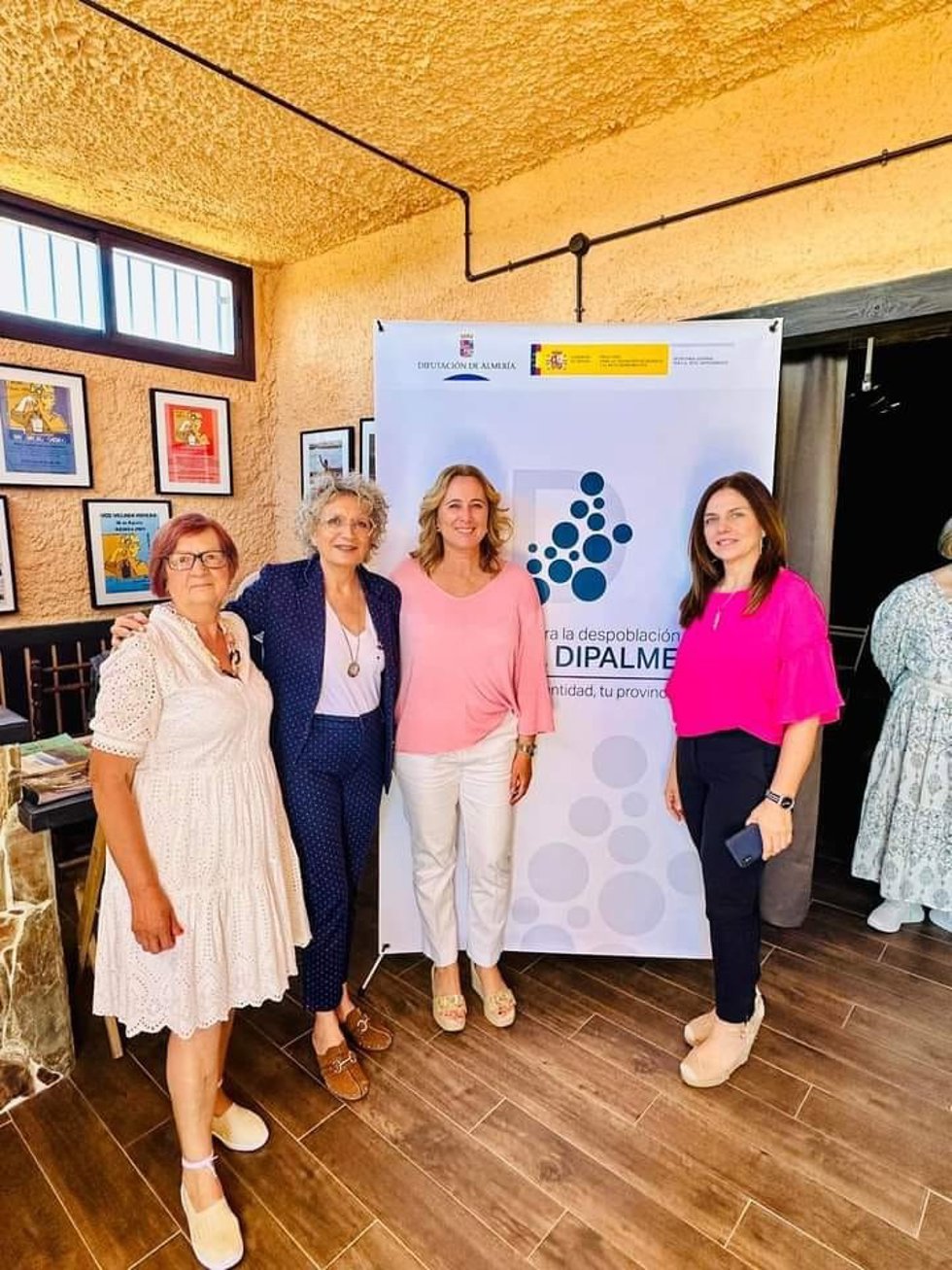 La diputada provincial, Esther Álvarez, y la alcaldesa de Beires, Carmen González, junto a dos participantes del encuentro