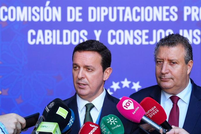 El presidente de la Diputación de Almería y de la Comisión de Diputaciones, Cabildos y Consejos Insulares, Javier Aureliano García, atiende a los medios de comunicación.