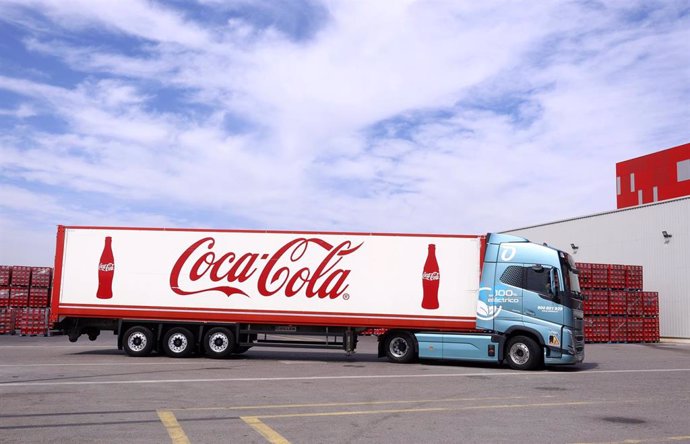 Archivo - Camión de Coca-Cola Europacific Partners