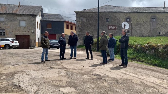 El vicepresidente de la Diputación visita las obras de la carretera en Cabrillanes.