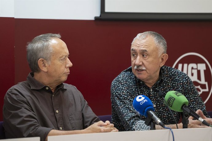 El secretari general d'UGT-País Valencià, Ismael Sáez (e), i el secretari general d'UGT, Pepe Álvarez (d), durant una roda de premsa, a 1 de juliol del 2024, a València