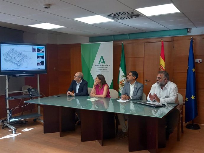 Presentación de las actuaciones enmarcadas en la iniciativa FORTours_III en el Patio de Armas del Alcázar de Niebla (Huelva).