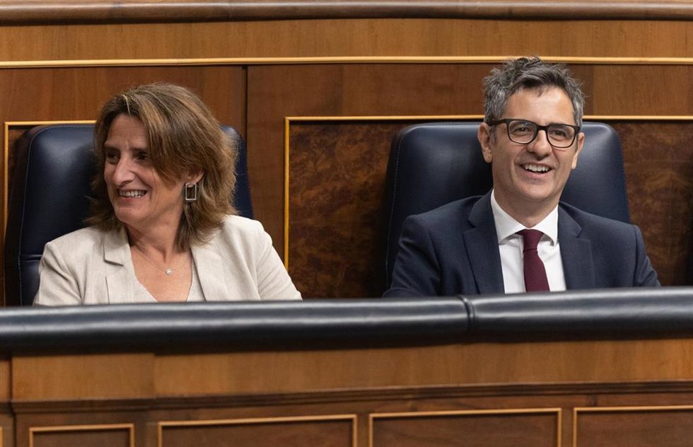 La vicepresidenta tercera y ministra para la Transición Ecológica, Teresa Ribera y el ministro para la Presidencia, Relaciones con las Cortes y Justicia, Félix Bolaños y la ministra de Defensa, Margarita Robles,  durante una sesión de control al Gobiern