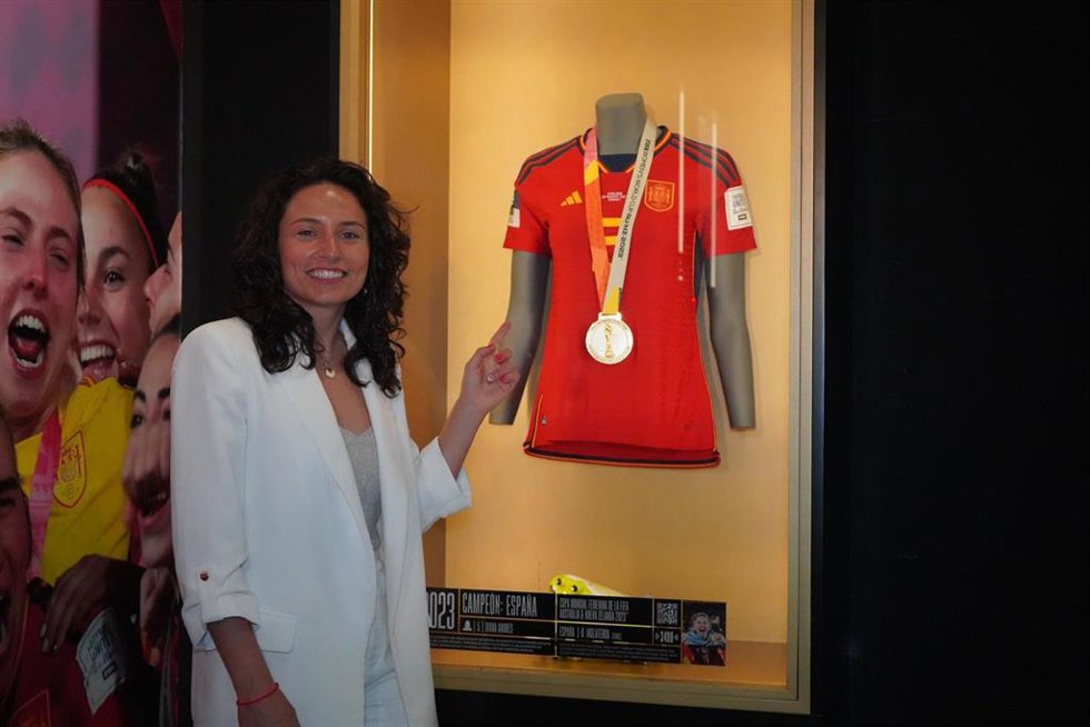 La futbolista española Ivana Andrés entrega la medalla, las botas y la camiseta del Mundial al museo Legends.