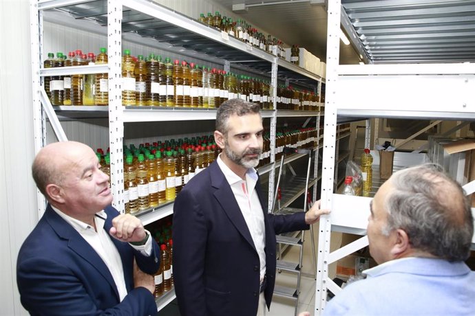 Ramón Fernández-Pacheco realiza una visita a las instalaciones centrales de DCOOP en el municipio de Antquera (Málaga)
