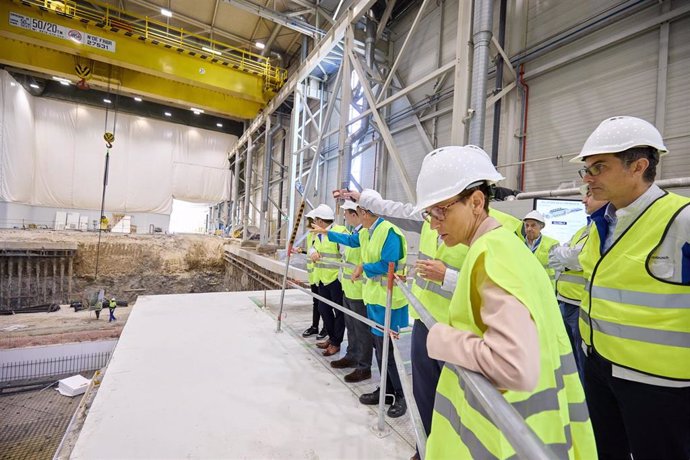 La presidenta del Gobierno de Navarra, María Chivite, visita las instalaciones de Volkswagen en Landaben.