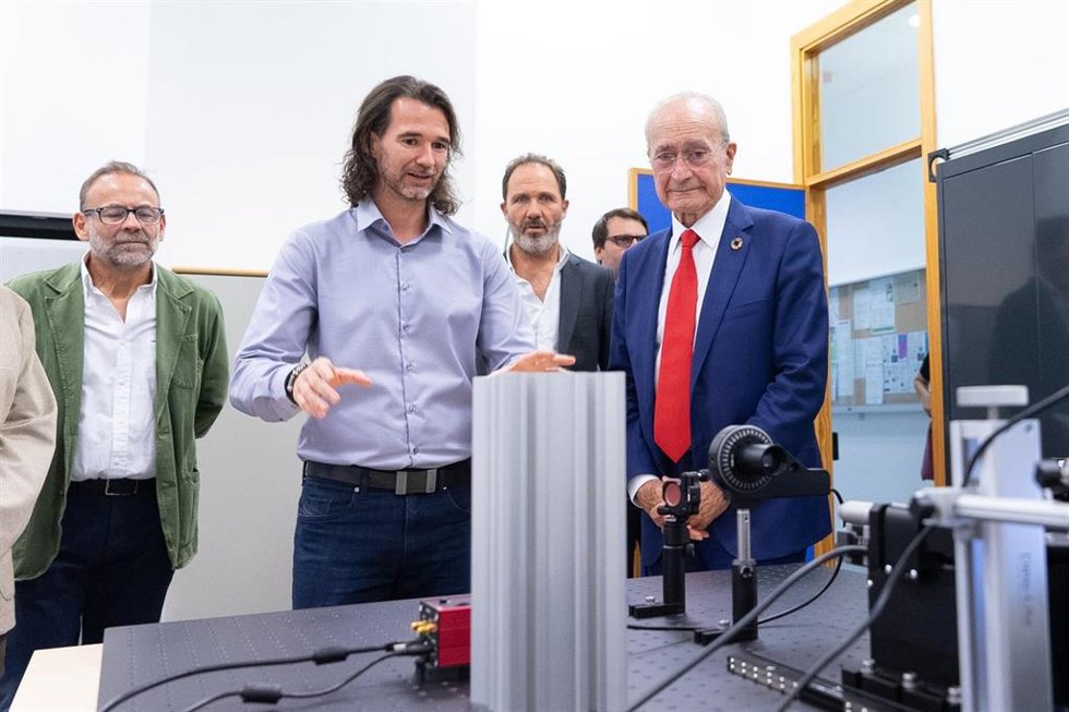 El alcalde de Málaga, Francisco de la Torre, visita las oficinas y laboratorios de las spin-offs de alta tecnología Bioherent y AGPhotonics