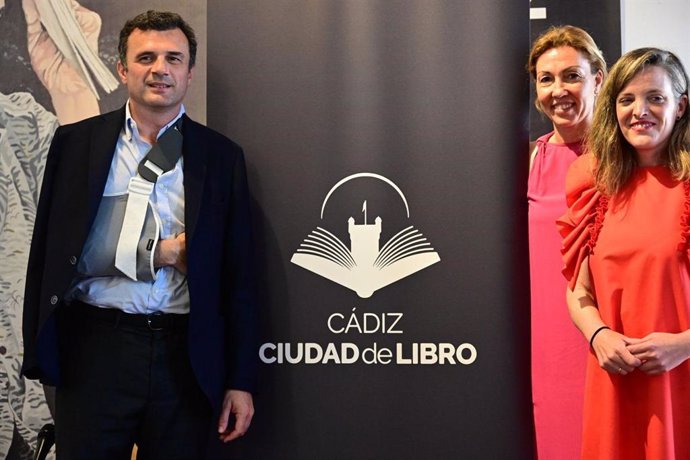 El alcalde de Cádiz presentando 'Cádiz, ciudad de libro'.