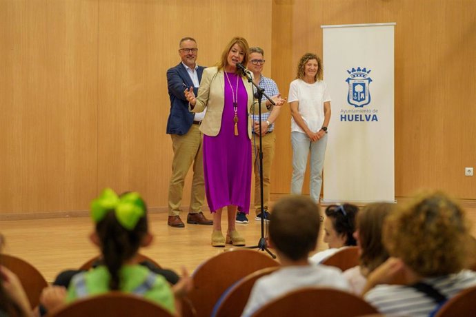 La alcaldesa de Huelva, Pilar Miranda, ha inaugurado este lunes en La Morana, los Campamentos de Verano Municipales.