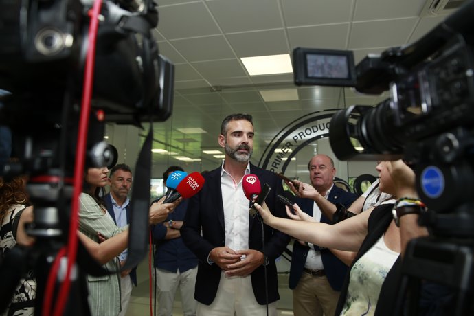 El consejero de Sostenibilidad, Medio Ambiente, Agricultura, Agua, Desarrollo Rural Economía Azul de la Junta de Andalucía y portavoz del gobierno, Ramón Fernández-Pacheco,  durante la visita a las instalaciones centrales de DCOOP.