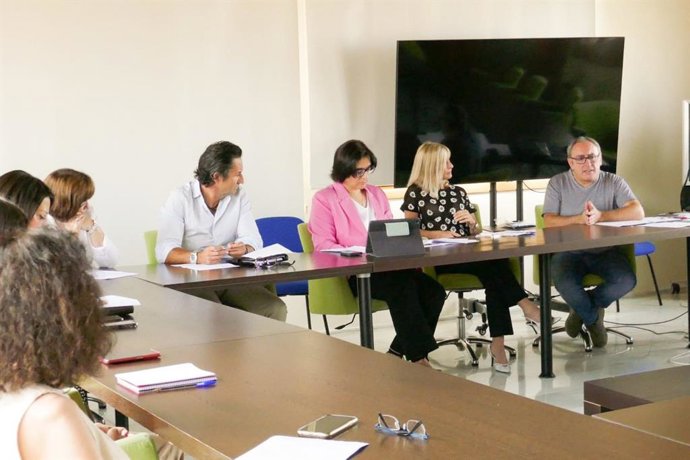 La delegada de Desarrollo Educativo y Formación Profesional de la Junta en Granada, María José Martín Gómez, ha presidido la Comisión Provincial de Absentismo Escolar .