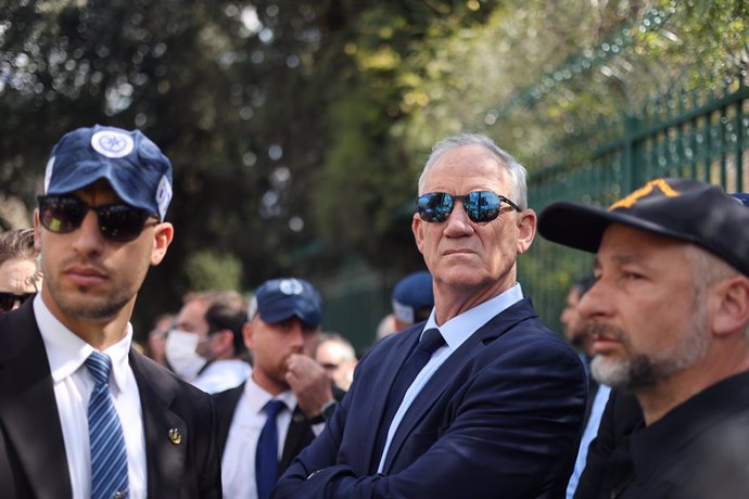 Archivo - 27 March 2023, Israel, Jerusalem: Former Israeli Defence Minister Benny Gantz takes part in a protest in Jerusalem as part of a national wide strike against Juridical reform of the Israeli right wing government. Photo: Ilia Yefimovich/dpa