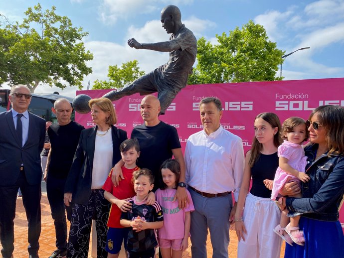El futbolista Iniesta visita su escultura en Albacete
