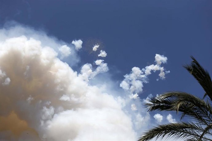 Archivo - Concurso de mascletás por las Hogueras de San Juan en Alicante.