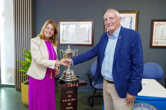 La alcaldesa de Huelva, Pilar Miranda; y el presidente del Real Club Recreativo de Tenis de Huelva, Rafael Romero.