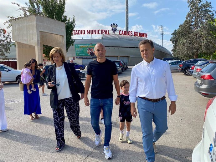 Andrés Iniesta y Manuel Serrano durante la visita a la estatua.