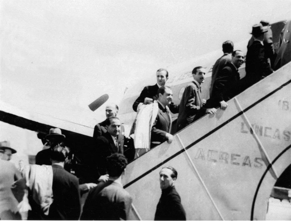 Primer vuelo de Iberia a París (Francia).