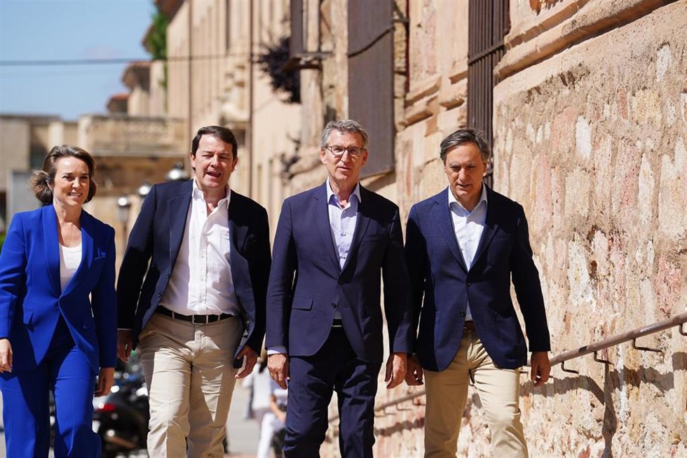 (I-D) La secretaria general del PP, Cuca Gamarra; el presidente de Castilla y León, Alfonso Fernández Mañueco; el presidente del PP, Alberto Núñez Feijóo, y el alcalde de Salamanca, Carlos García Carbayo, a su llegada a una reunión para abordar la EBAU 
