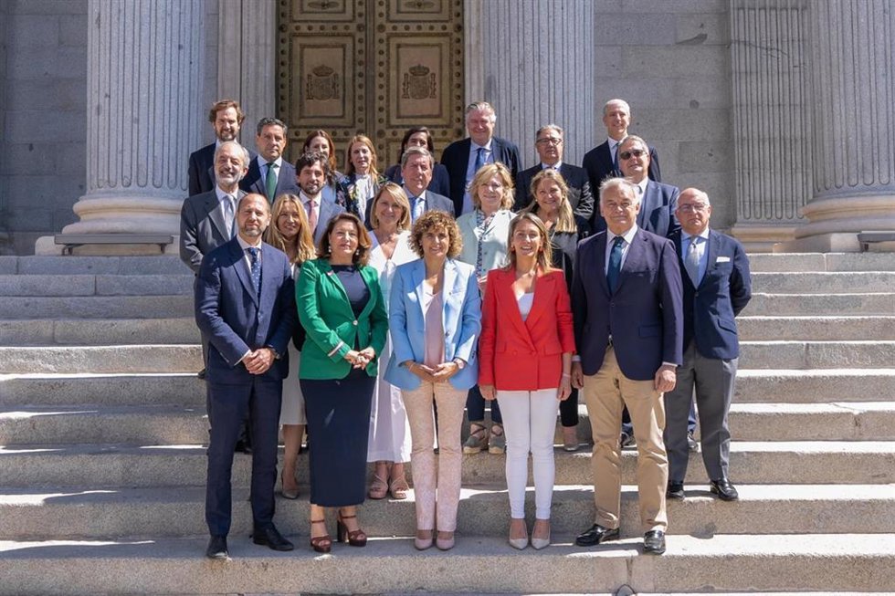 Imagen de este lunes de los eurodiputados del PP-A en la escalinata exterior del Congreso.