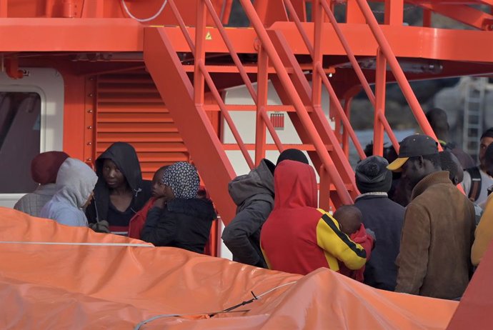 Una embarcación de Salvamento Marítimo rescata a 190 migrantes que llegaron anoche en una patera, en el puerto de la Restinga de El Hierro, a 6 de junio de 2024, en El Hierro, Canarias (España). 