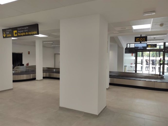 Zona de recogida de equipajes en la ampliada terminal del Aeropuerto de Córdoba.