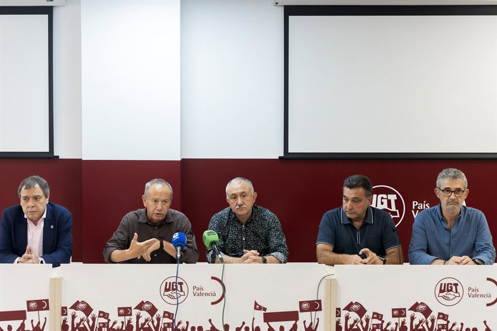 (I-D) El secretario general de UGT FICA, Mariano Hoya; el secretario general de UGT-PV, Ismael Sáez; el secretario general de UGT, Pepe Álvarez; el secretario general de UGT-Catalunya, Matias Carnero; y el secretario general de UGT FICA PV, Daniel Argen