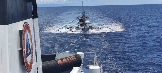 Pesquero remolcado por un buque de la Guardia Costera de Filipinas en una zona en disputa con China