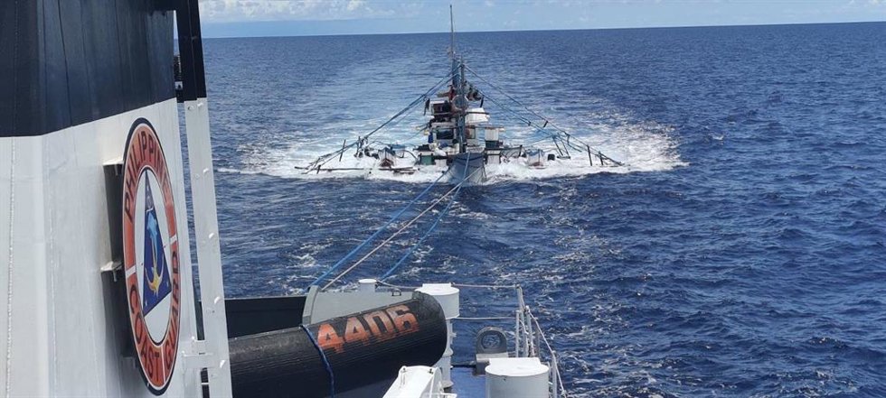 Pesquero remolcado por un buque de la Guardia Costera de Filipinas en una zona en disputa con China