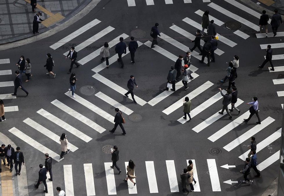 Archivo - 26 March 2021, South Korea, Seoul: Pedestrians cross a zebra intersection in Seoul. The South Korean government decided on Friday to extend ongoing second-level social distancing rules that were originally set to expire on 28 March 2021, inclu