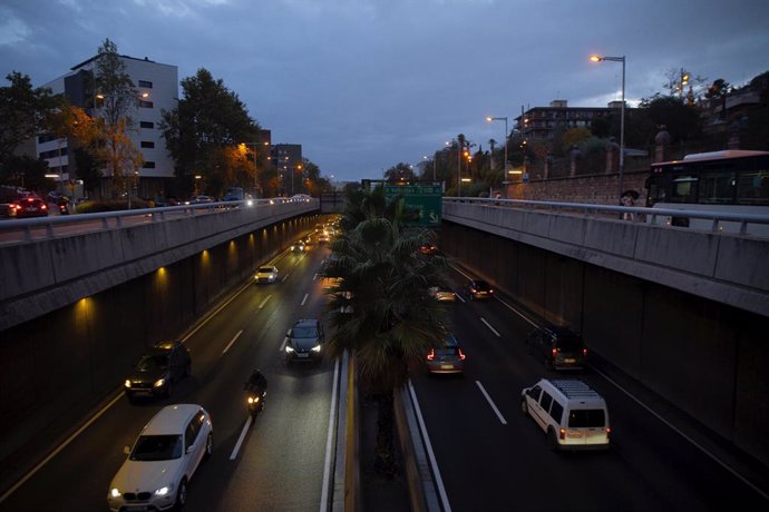 Archivo - Diversos vehicles a la ronda de Dalt