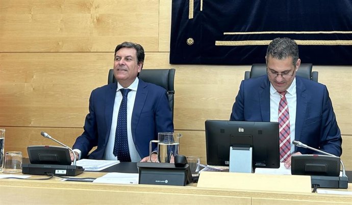 El consejero de Economía y Hacienda, Carlos Fernández Carriedo (izda), en su comparecencia en Comisión en las Cortes de CyL.