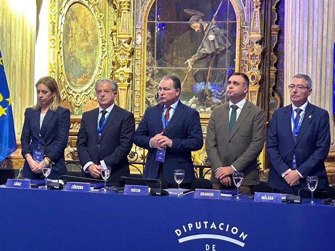 El presidente de la Diputación de Huelva, David Toscano (centro), ha participado en la Comisión de Diputaciones, Cabildos y Consells Insulares de la Federación Española de Municipios y Provincias (FEMP).