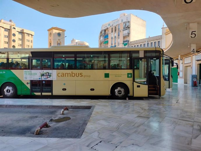 Archivo - Un autobús de Cambus en la estación de Jaén.