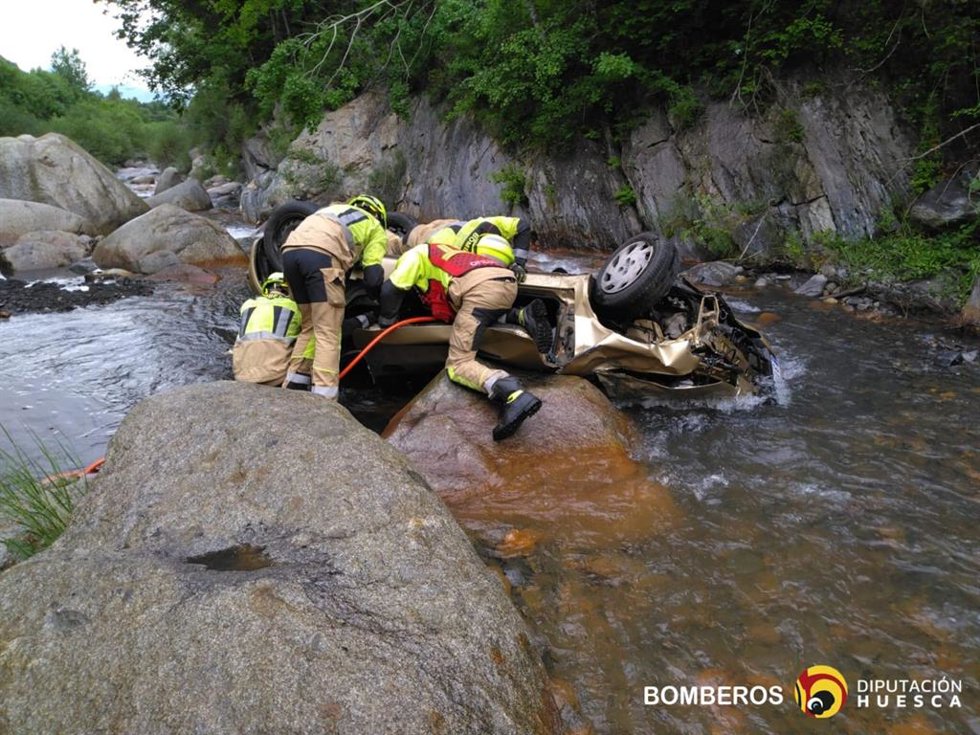 Rescate de un vehículo caído al río en Huesca. 