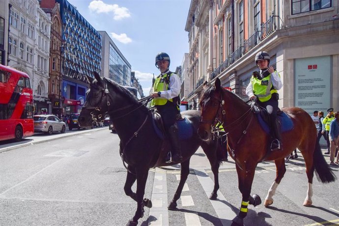 Archivo - Policías a caballo en Londres