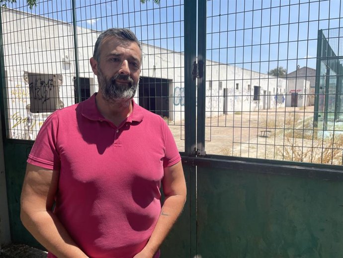 El concejal de Vox en el Ayuntamiento de Córdoba Rafael Saco ha acudido a las instalaciones deportivas de Parque Azahara.