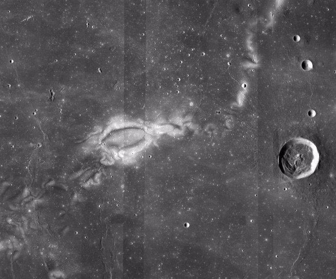 Esta imagen del Orbitador de Reconocimiento Lunar (LRO) de la NASA muestra el remolino lunar Reiner Gamma, una mancha brillante en medio del oscuro mare Oceanus Procellarum.