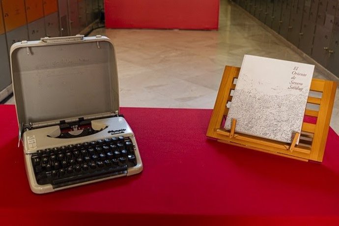 El legado del escritor y artista cubano está compuesto por su máquina de escribir marca Olympia splendid 6 y el catálogo de la exposición El Oriente de Severo Sarduy