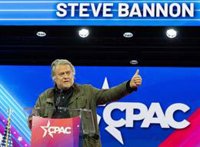 Steve Bannon, exasesor de Trump, se entrega para cumplir una condena de cuatro meses de prisión por desacato